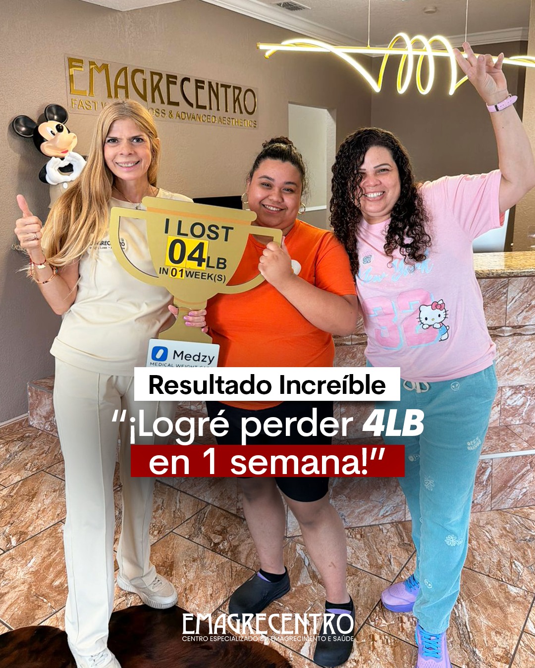 Clienta con el trofeo de resultado en Emagrecentro Orlando
