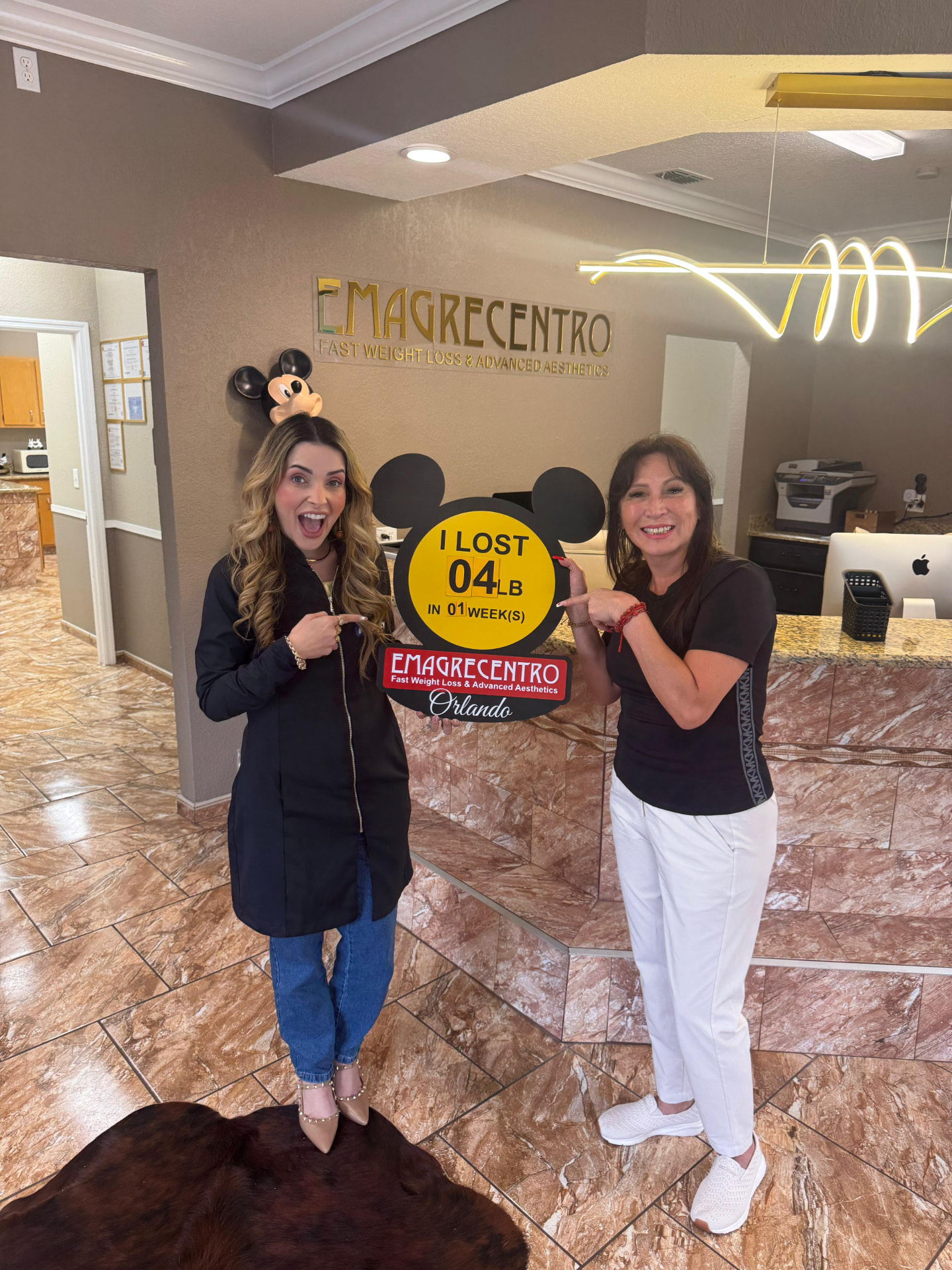 Clienta de Emagrecentro Orlando con su placa de resultado