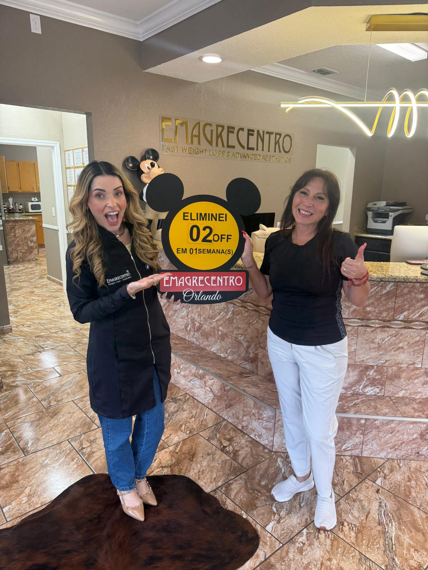Clienta de Emagrecentro Orlando con su placa de resultado